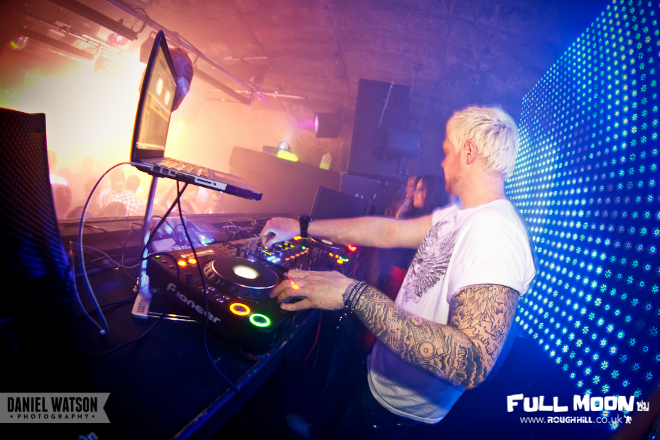 IMAGE: http://payload38.cargocollective.com/1/3/110609/3062853/22-03-2012-26_o.jpg